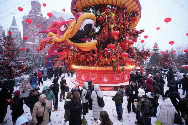 Празднование Нового года по Лунному календарю на Манежной площади в Москве).