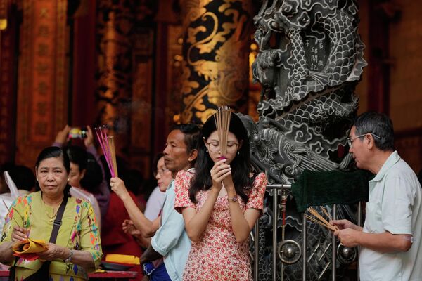 Китайцы молятся в храме во время празднования Нового года по лунному календарю в китайском квартале Янгона, Мьянма.