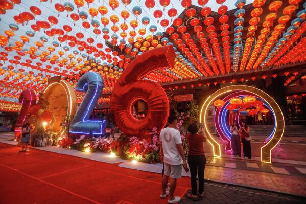 Люди фотографируются во время празднования Лунного Нового года в храме в Дели-Серданге, Северная Суматра, Индонезия.