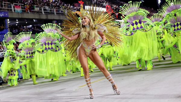 Танцоры школы самбы Mocidade Independente de Padre Miguel выступают во время карнавала в Рио-де-Жанейро, Бразилия - Sputnik Беларусь