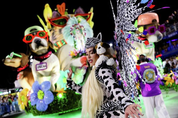 Танцовщица из школы самбы выступает на карнавале в Рио-де-Жанейро, Бразилия.