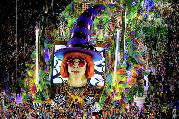 Платформа, созданная по мотивах фильма &amp;quot;Вилли Вонка и шоколадная фабрика&amp;quot; на самбадроме в Рио.