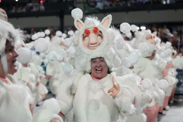 Участники карнавала в Рио в костюмах овец.