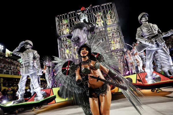 Один из самых скандальных моментов нынешнего карнавала в Рио. 