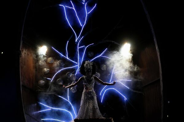 Артистка школы самбы едет на платформе во время карнавальных торжеств на самбадроме в Рио-де-Жанейро.