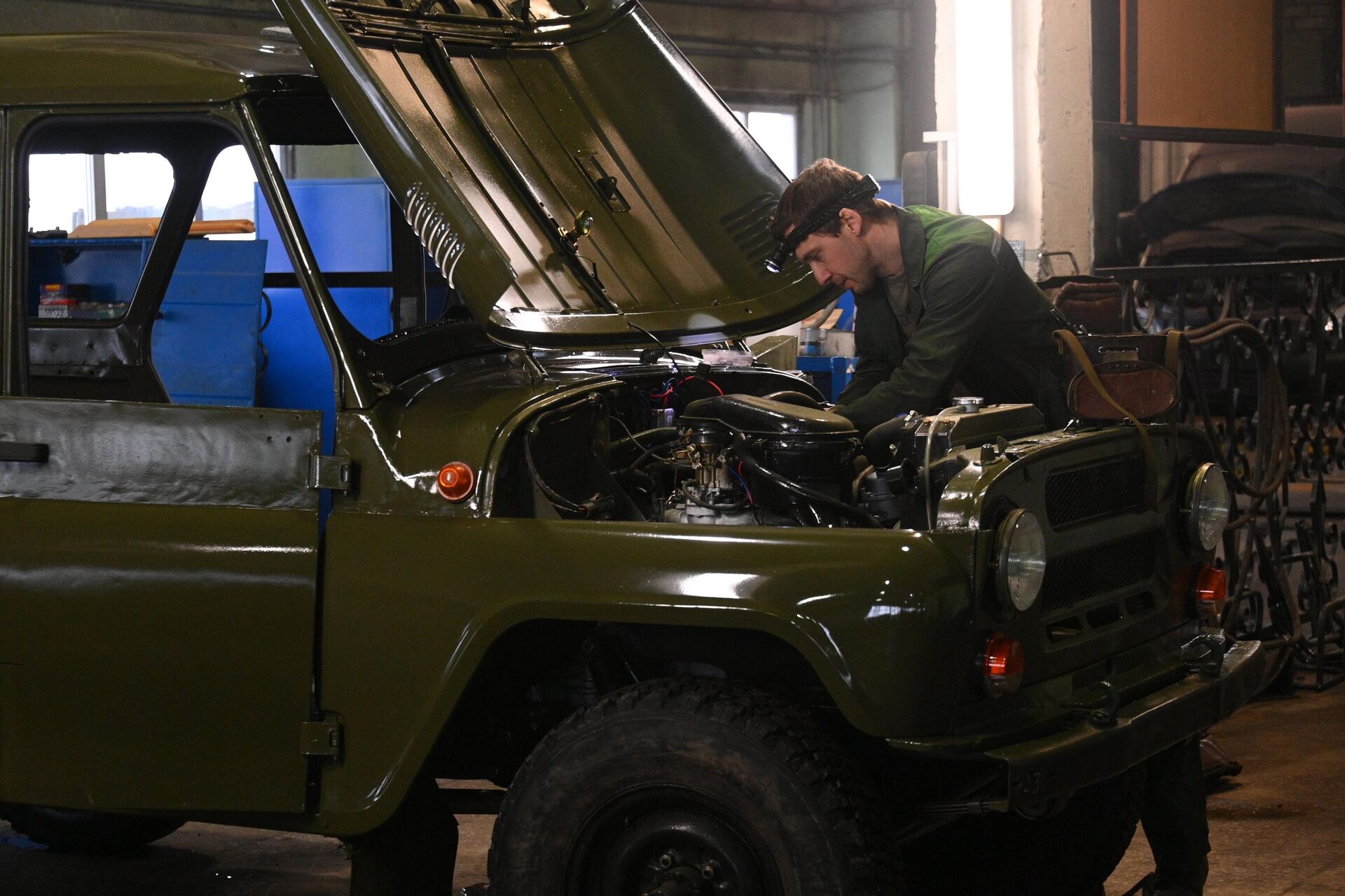 В воинском подразделении занимаются ремонтом автомобильной техники - Sputnik Беларусь, 1920, 18.02.2026