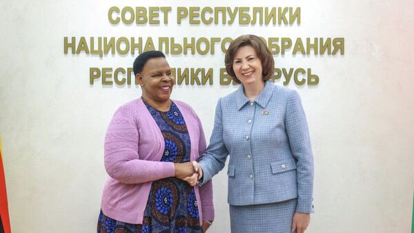 Глава Сената Зимбабве Мейбл Мемори Чиномона и председатель Совета Республики Национального собрания Беларуси Наталья Кочанова - Sputnik Беларусь