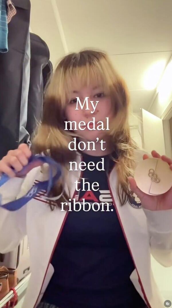 Американская фигуристка Алиса Лю опубликовала в соцсетях пост о том, что от ее золотой медали, выигранной в командном зачете, оторвалась лента.На то, что олимпийские медали ломаются в самые неподходящие моменты, жаловались и многие другие спортсмены. - Sputnik Беларусь