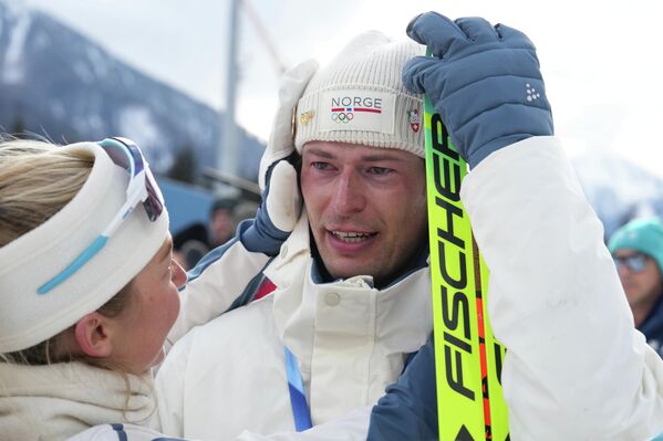 Норвежский биатлонист Стурла Легрейд, ставший бронзовым призером индивидуальной гонки на 20 км, после церемонии награждения в прямом эфире признался в измене своей бывшей девушке. Потом, правда, извинился, но девушка уже заявила, что простить такое вряд ли возможно. - Sputnik Беларусь