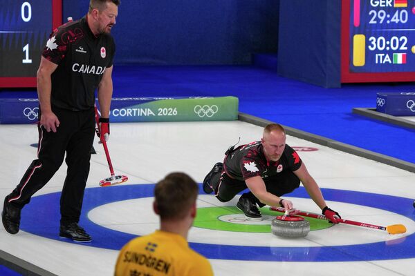 В олимпийском турнире по керлингу матч группового этапа между мужскими сборными Швеции и Канады закончился серьезными разборками. После поражения со счетом 6:8 шведы обвинили соперников в нечестной игре и представили доказательства того, что канадцы несколько раз повторно касались камней. На записи матча было отчетливо видно, что канадцы уже после броска подталкивали камень пальцем. - Sputnik Беларусь