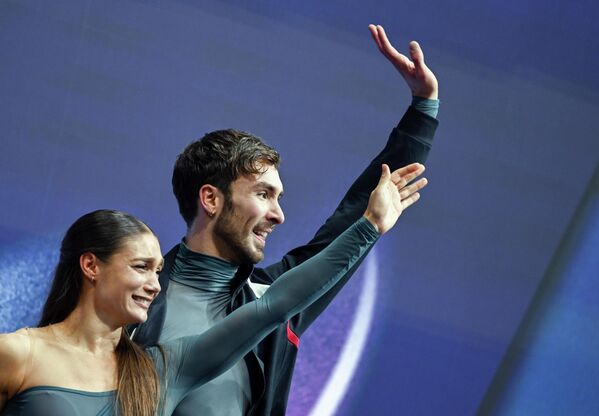 В центре скандала оказались французские фигуристы Гийом Сизерон и Лоранс Фурнье-Бодри, ставшие олимпийскими чемпионами в танцах на льду. Незадолго до Олимпиады-2026 бывшая партнерша Гийома обвинила его в абьюзе. А Лоранс ранее танцевала с канадцем Николаем Серенсеном, которого обвинили в изнасиловании, совершенном в 2012 году и отстранили от соревнований. Споры вызвало и олимпийское судейство, якобы французской паре завысили баллы в сравнении с американским дуэтом, завоевавшим серебро. - Sputnik Беларусь