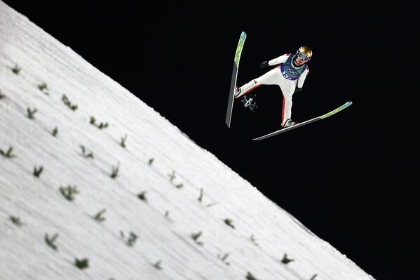 Один из самых громких скандалов на Играх этого года разгорелся еще до церемонии открытия, когда немецкая газета Bild опубликовала закулисные разговоры о том, что некоторые прыгуны с трамплина якобы используют инъекции гиалуроновой кислоты или парафина для временного увеличения объема половых органов.В публикации говорилось о том, что инъекции могли применяться перед 3D-сканированием, по результатам которого для спортсменов изготавливались индивидуальные костюмы, чтобы сделать их более свободными.В полете такой костюм работает как парус, лучше удерживая воздушные потоки и создавая дополнительную подъемную силу.  - Sputnik Беларусь