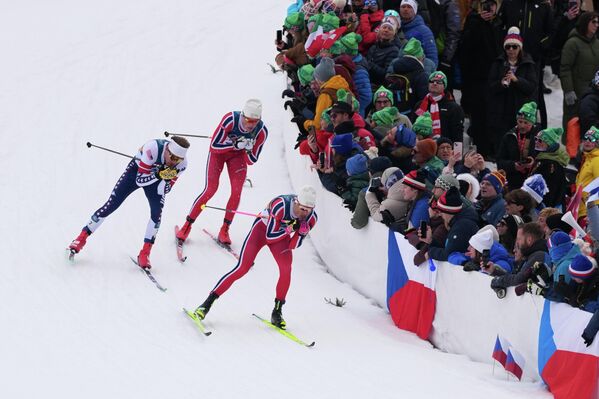 Финских и шведских лыжников возмутило то,  что Международная федерация лыжного спорта и сноуборда (FIS) во время спринта разрешила норвежским и американским спортсменам использовать ролик для нанесения клистера на лыжи (это инструмент, который мгновенно меняет зону держания лыж и, по мнению экспертов, дает серьезное преимущество на дистанции). - Sputnik Беларусь