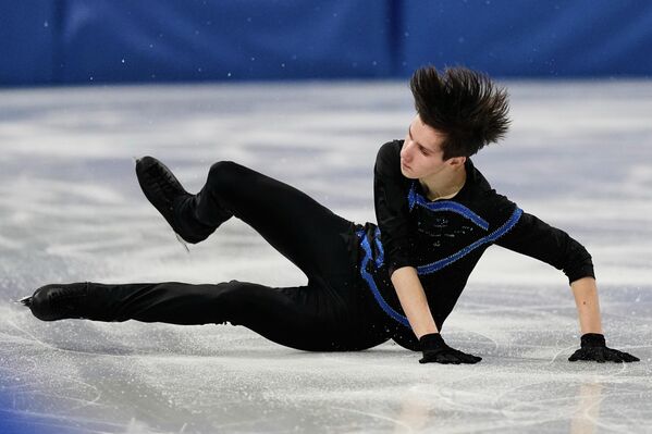 Украинский фигурист Кирилл Марсак после произвольной программы занял итоговое 19-е место. И обвинил в этом россиянина Петра Гуменника и МОК. По словам Марсака, дисквалификация соотечественника, скелетониста Владислава Гераскевича серьезно ударила по его психологическому состоянию. А выход на лед сразу после русского фигуриста окончательно добил спортсмена.На фото: украинец Кирилл Марсак падает во время исполнения произвольной программы. - Sputnik Беларусь