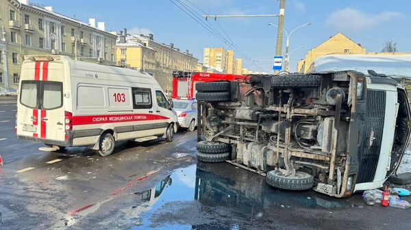 МАЗ снес светофор и перевернулся в Минске  - Sputnik Беларусь