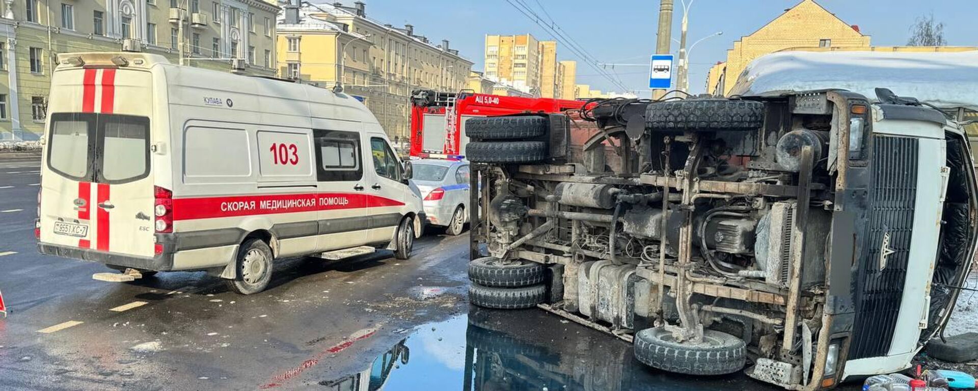 МАЗ снес светофор и перевернулся в Минске  - Sputnik Беларусь, 1920, 19.02.2026