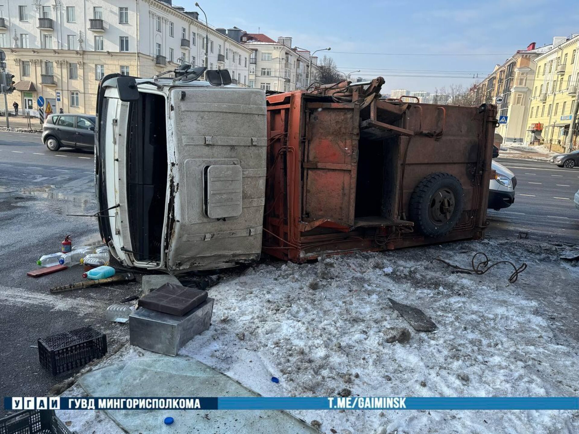 МАЗ снес светофор и перевернулся в Минске  - Sputnik Беларусь, 1920, 19.02.2026