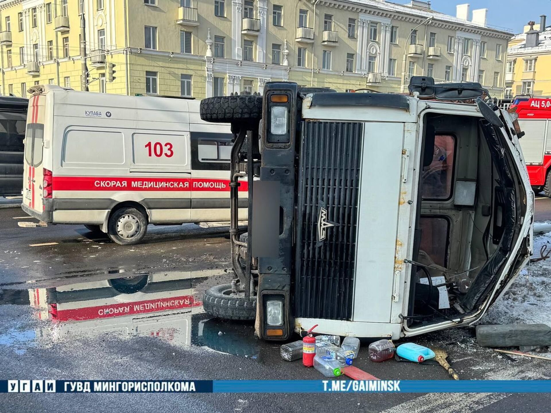 МАЗ снес светофор и перевернулся в Минске  - Sputnik Беларусь, 1920, 19.02.2026