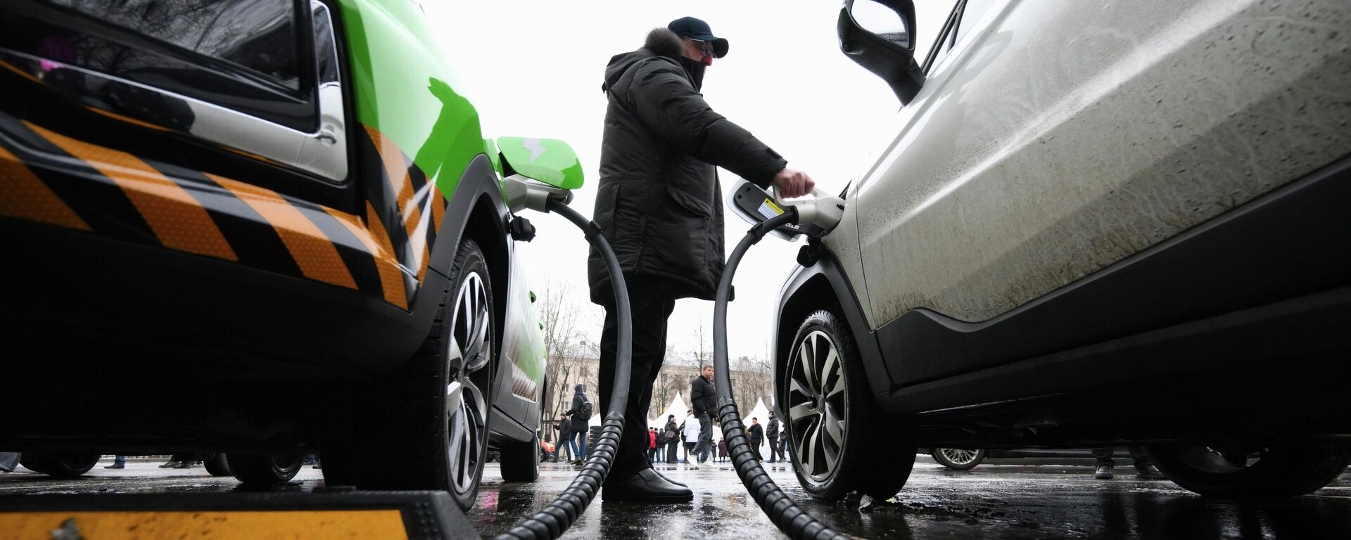 Заправка электромобиля - Sputnik Беларусь, 1920, 20.02.2026