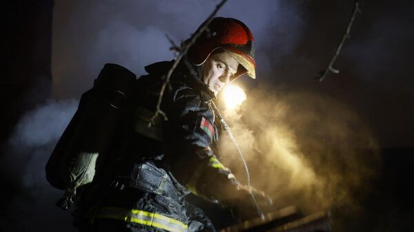 Сотрудник МЧС, фото для иллюстрации - Sputnik Беларусь