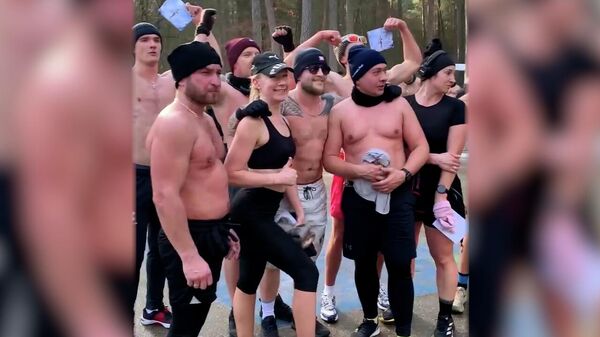С голым торсом и в шортах — ледяной забег устроили в Гродно (видео) - Sputnik Беларусь