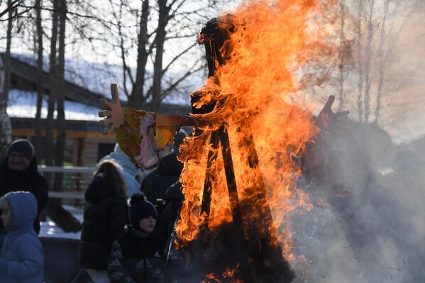 Блин-рекордсмен испекли в Барановичах на Масленицу  - Sputnik Беларусь