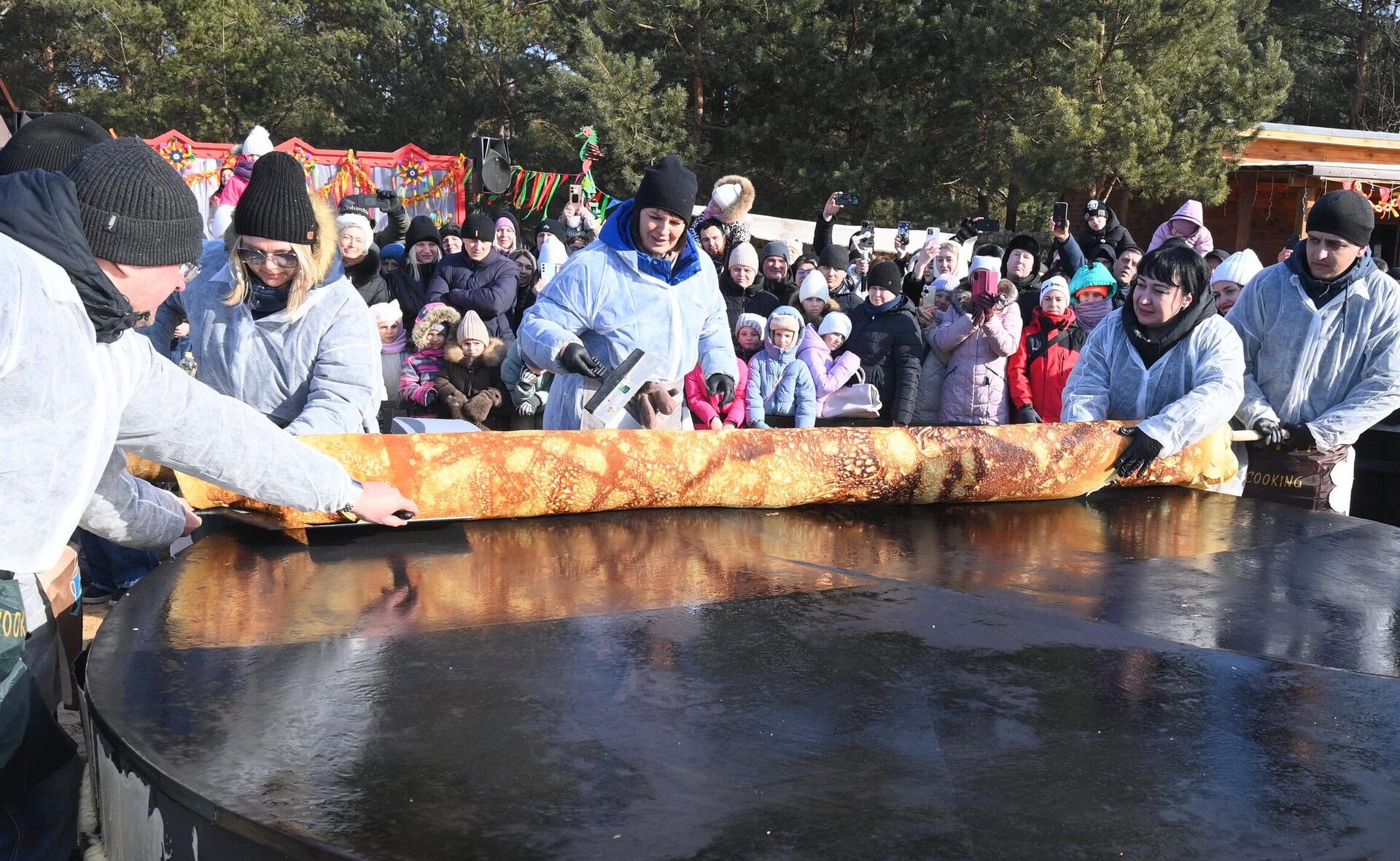 Блин-рекордсмен испекли в Барановичах на Масленицу 