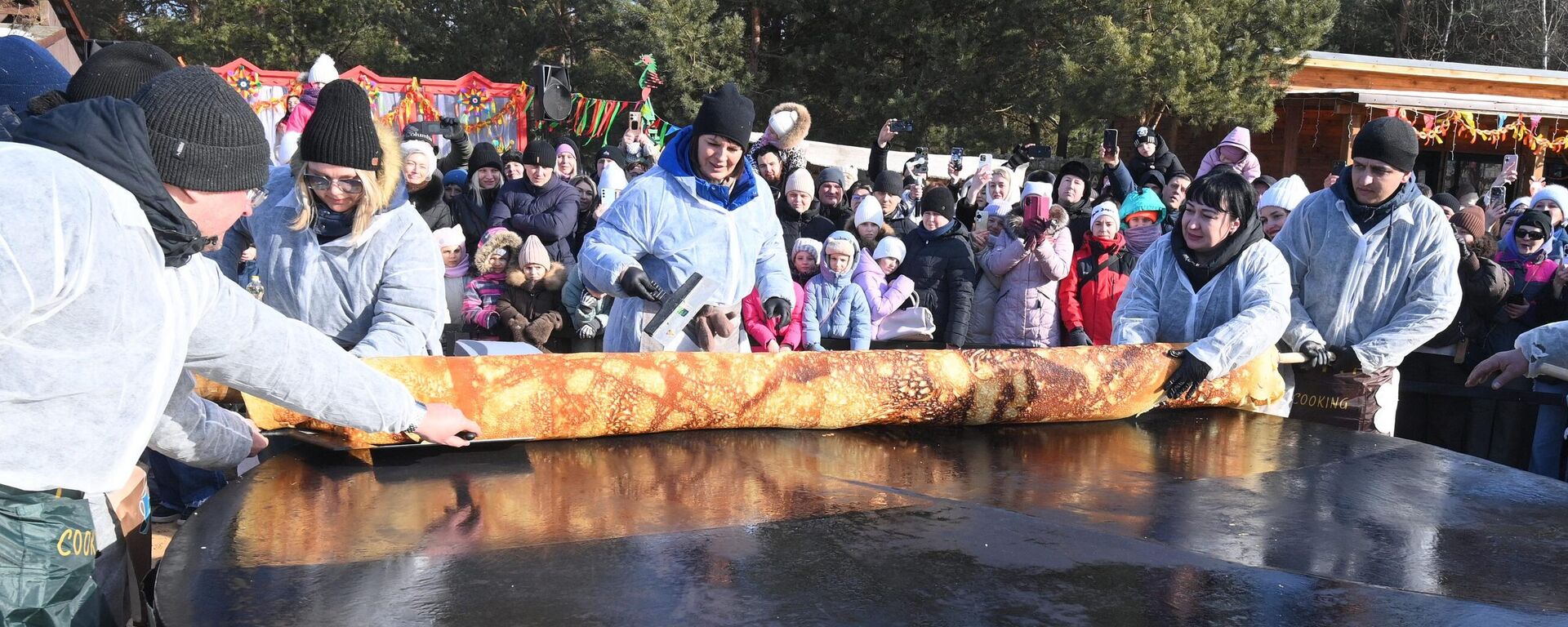 Блин-рекордсмен испекли в Барановичах на Масленицу  - Sputnik Беларусь, 1920, 21.02.2026