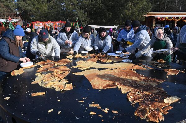 Блин-рекордсмен испекли в Барановичах на Масленицу  - Sputnik Беларусь