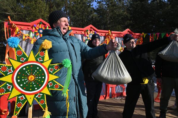 Блин-рекордсмен испекли в Барановичах на Масленицу  - Sputnik Беларусь