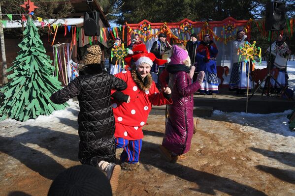 Блин-рекордсмен испекли в Барановичах на Масленицу  - Sputnik Беларусь