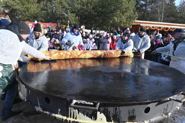 Блин-рекордсмен испекли в Барановичах на Масленицу  - Sputnik Беларусь