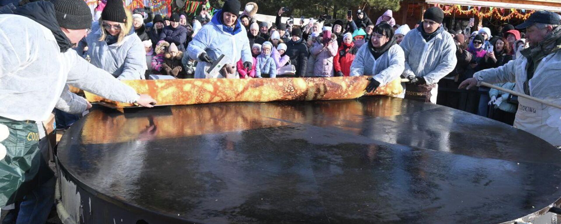 Блін-рэкардсмен спяклі ў Баранавічах на Масленіцу - Sputnik Беларусь, 1920, 21.02.2026