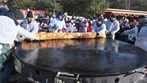 Блін-рэкардсмен спяклі ў Баранавічах на Масленіцу - Sputnik Беларусь