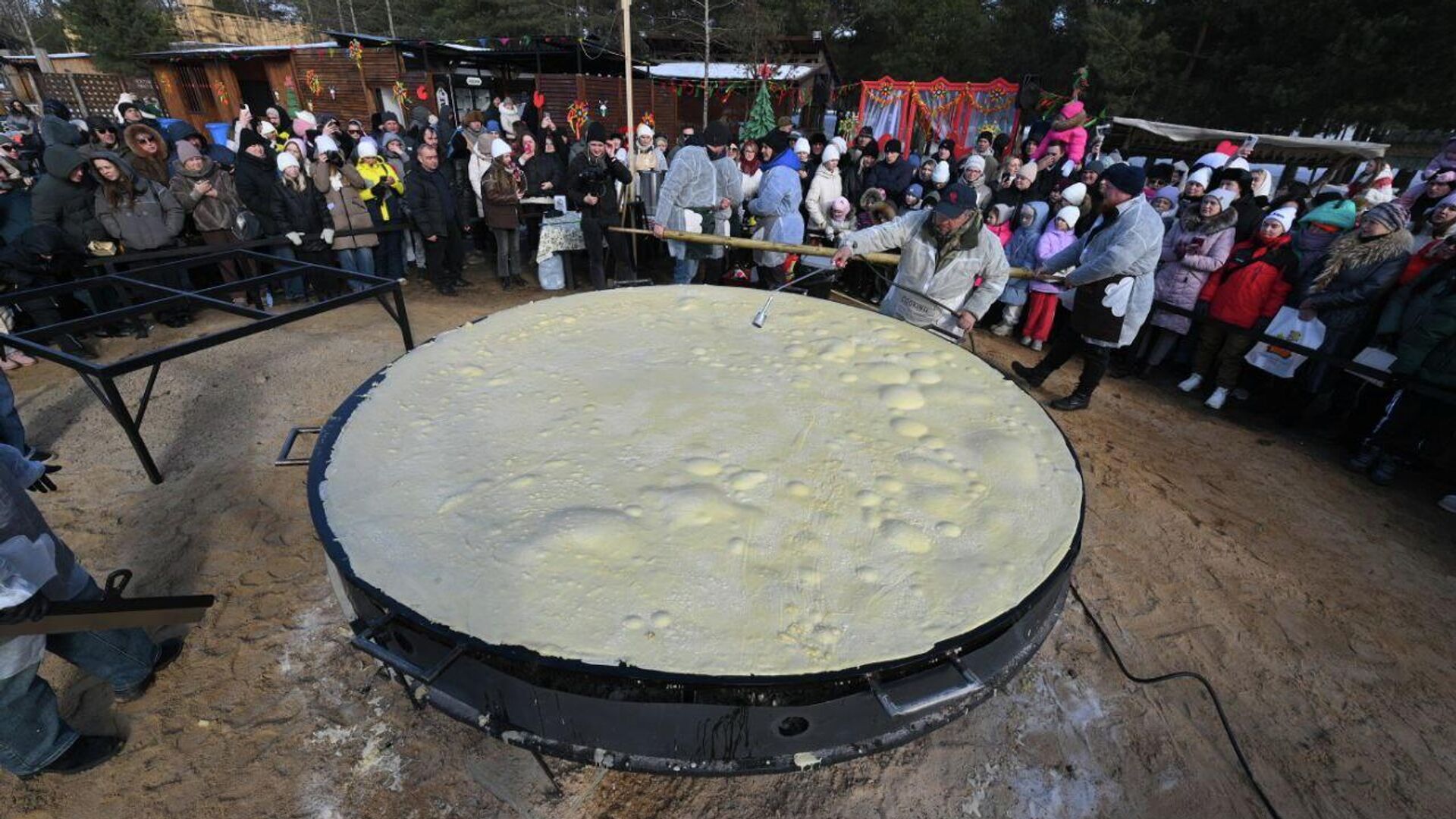 Блин-рекордсмен испекли в Барановичах на Масленицу
