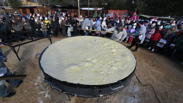 Блин-рекордсмен испекли в Барановичах на Масленицу  - Sputnik Беларусь