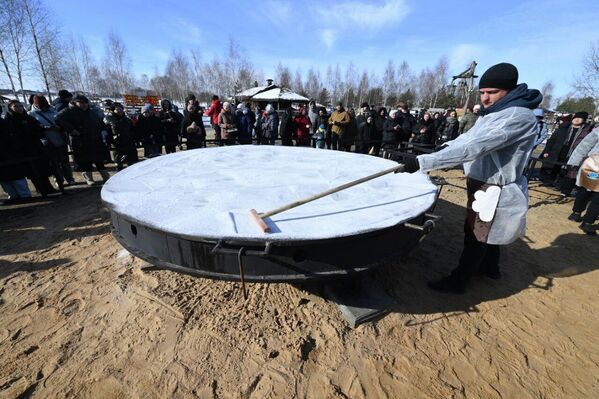 Блин-рекордсмен испекли в Барановичах на Масленицу  - Sputnik Беларусь