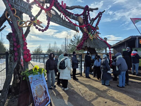 Блин-рекордсмен испекли в Барановичах на Масленицу  - Sputnik Беларусь