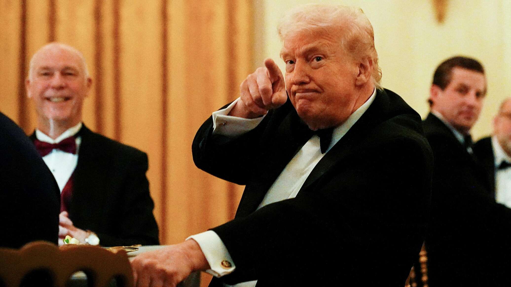 Трамп направил плавучий госпиталь в Гренландию