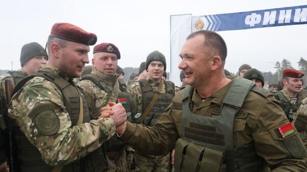 Министр МВД Иван Кубраков с участниками марш-броска - Sputnik Беларусь