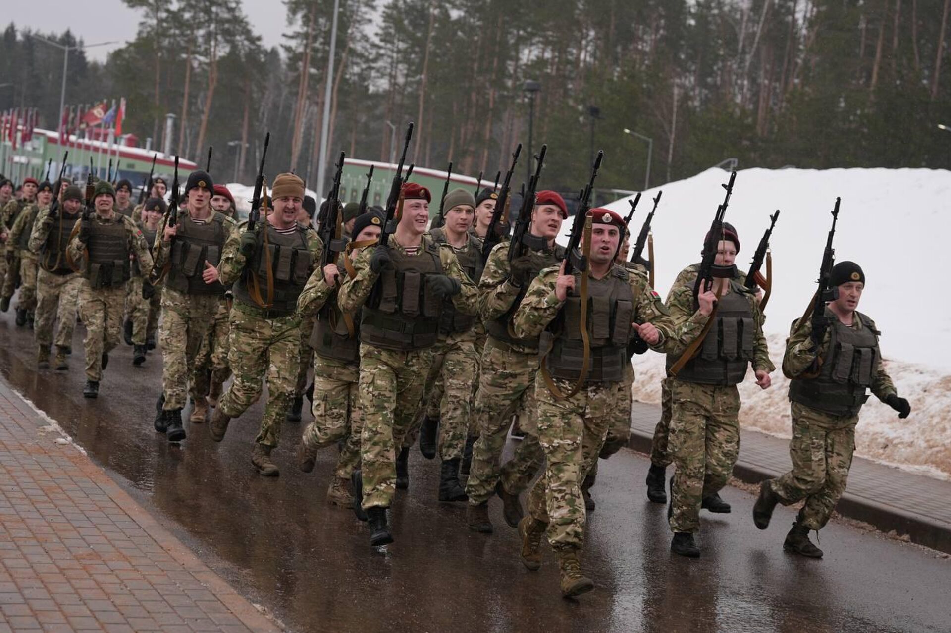 Участники марш-броска - Sputnik Беларусь, 1920, 23.02.2026