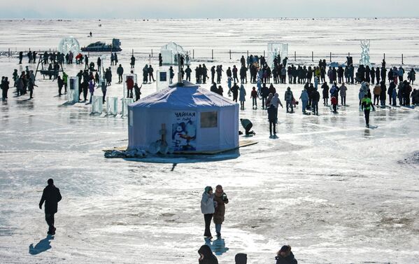 Участники XII Зимнего фестиваля ледового искусства "Живи на Байкале" 2026 в поселке Листвянка. - Sputnik Беларусь