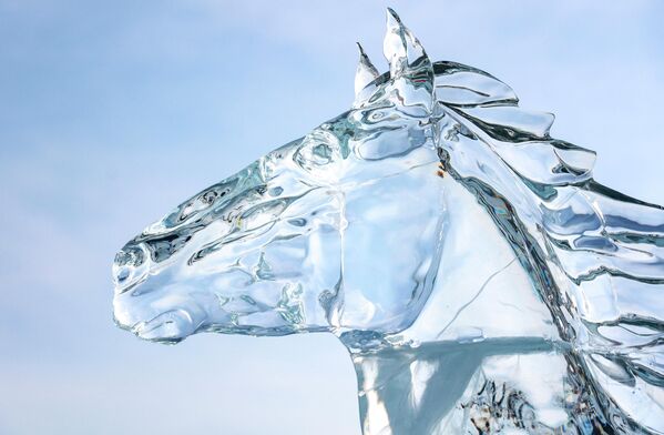 Ледовая скульптура в виде лошади на XII Зимнем фестивале ледового искусства "Живи на Байкале". - Sputnik Беларусь