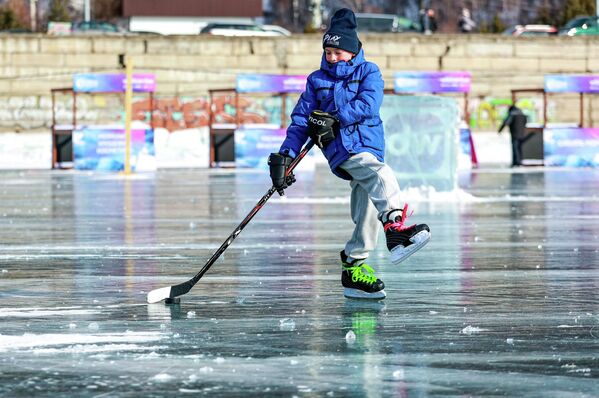 Участник XII Зимнего фестиваля ледового искусства "Живи на Байкале" 2026 в поселке Листвянка. - Sputnik Беларусь