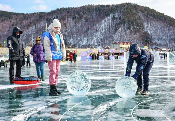 Участники XII Зимнего фестиваля ледового искусства "Живи на Байкале" 2026 в поселке Листвянка. - Sputnik Беларусь