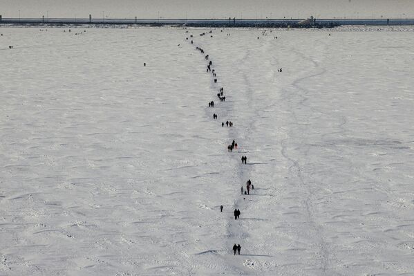 Люди на замерзшем Финском заливе в Санкт-Петербурге. - Sputnik Беларусь