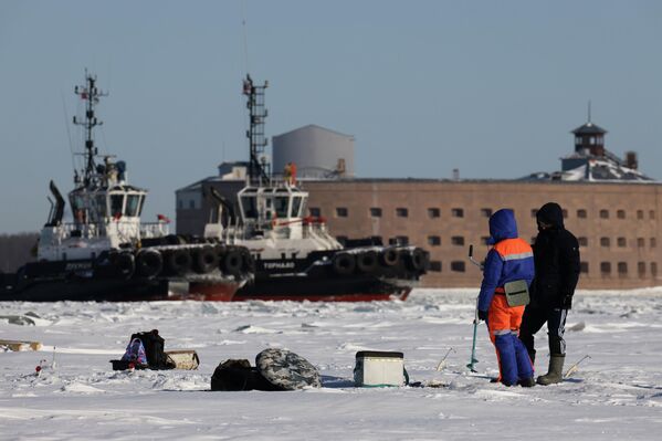 Рыбаки на замерзшем Финском заливе у форта "Император Александр I" (Чумной форт) в Кронштадте.  - Sputnik Беларусь
