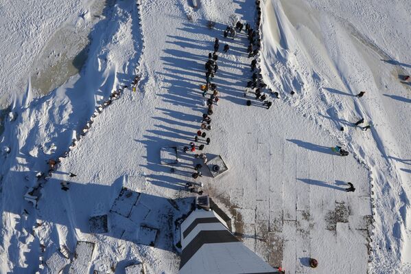 Посетители у Заднего Створного Маяка Санкт-Петербургского Морского Канала на замерзшем финском заливе в Санкт-Петербурге.  - Sputnik Беларусь