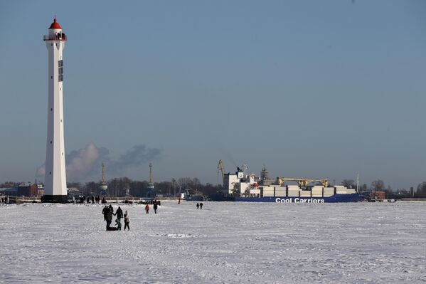 Задний Створный Маяк Санкт-Петербургского Морского Канала на замерзшем финском заливе в Санкт-Петербурге.  - Sputnik Беларусь