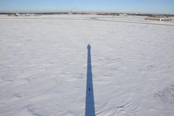 Тень от маяка на замерзшем финском заливе в Санкт-Петербурге.  - Sputnik Беларусь